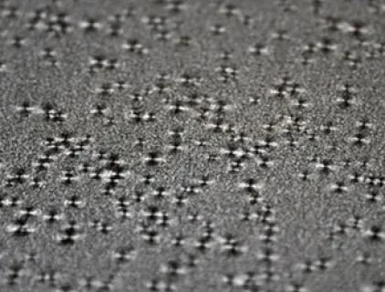 Изготовление картона с цветным покрытием: картон с цветным покрытием «Снежинка» для украшения правильно скатывается с производственной линии